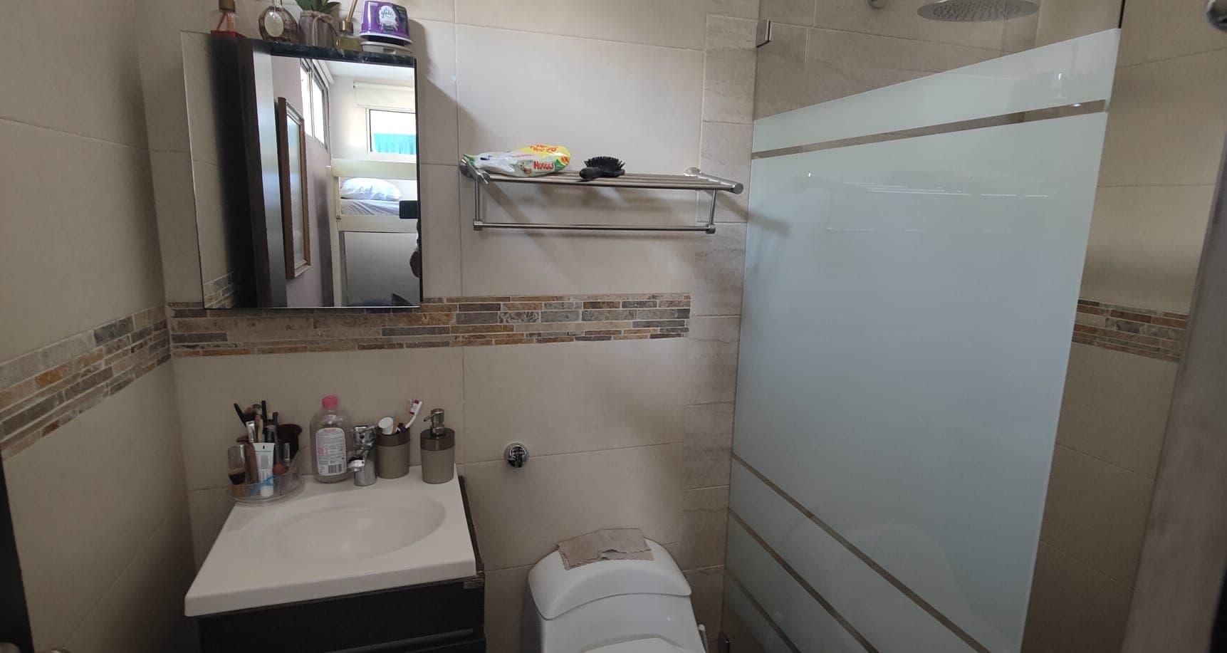 Uno dei bagni, con la doccia calda dietro il vetro