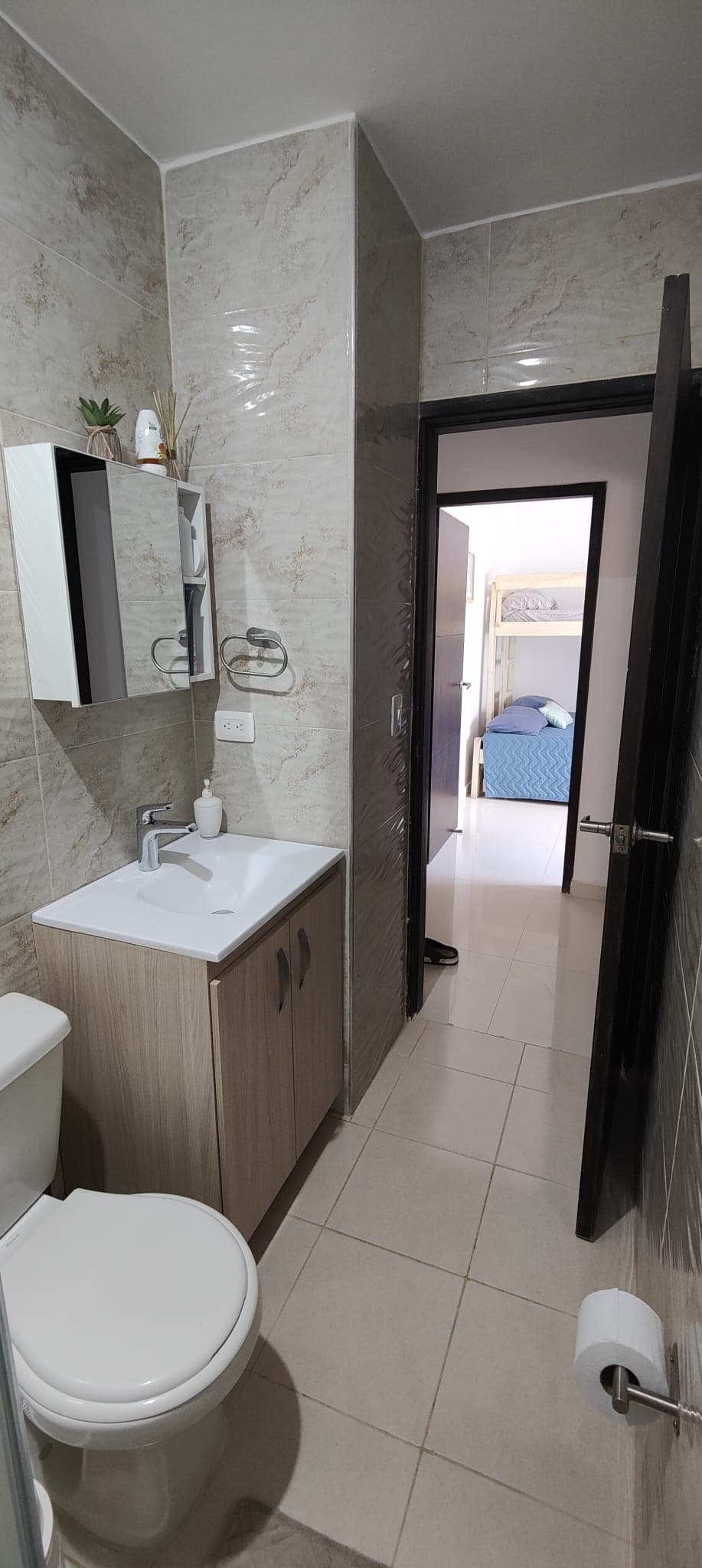 Il bagno del secondo piano, con il lavabo e la porta sulla camera