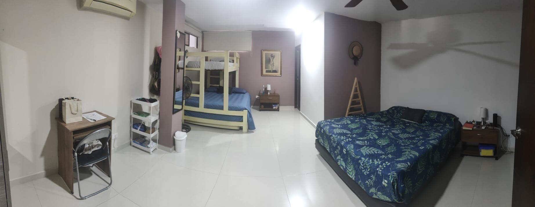 La camera al piano terra, con letto matrimoniale e letto a castello