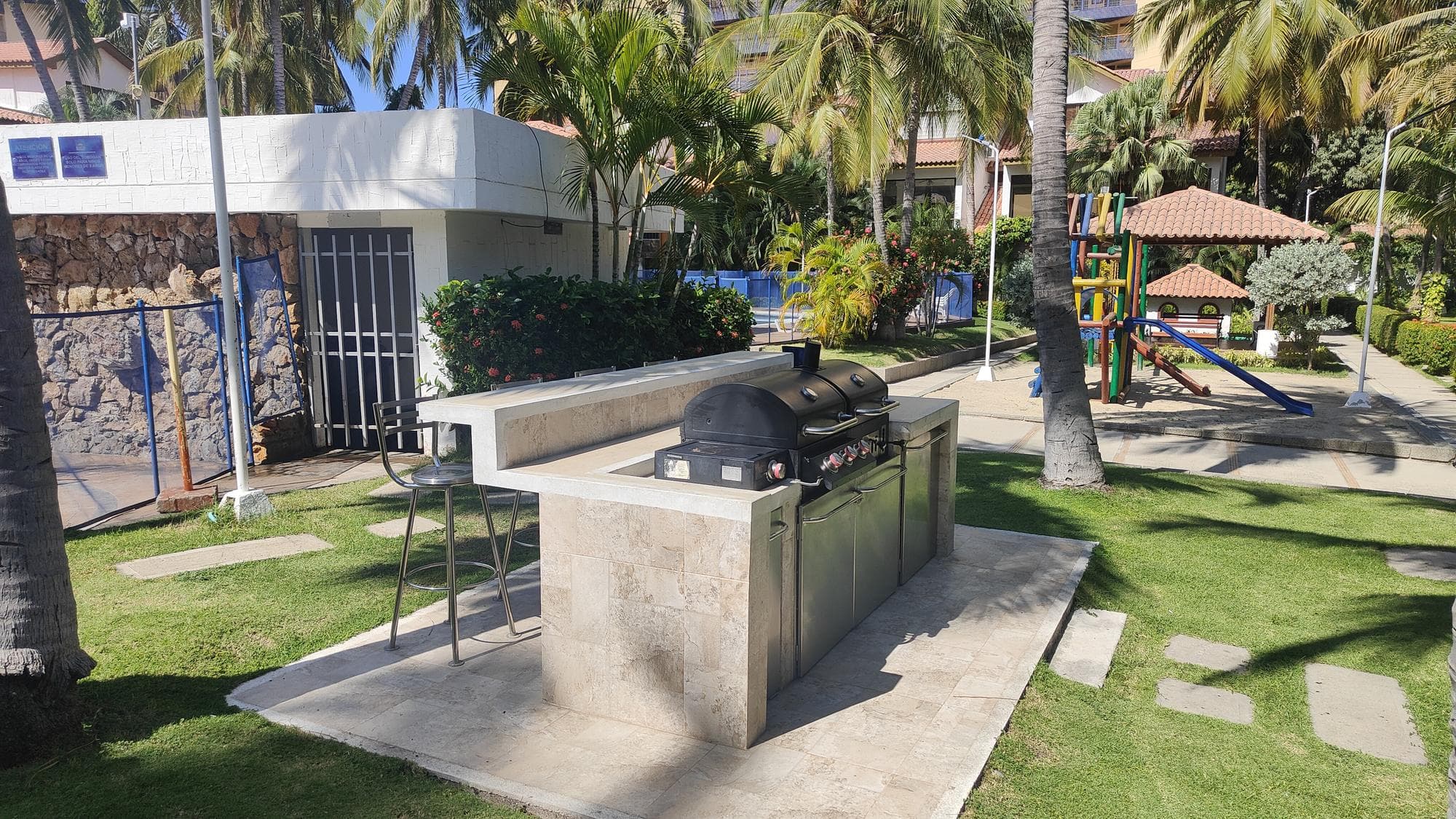 Uno dei due barbecue in muratura, sul prato accanto alla piscina