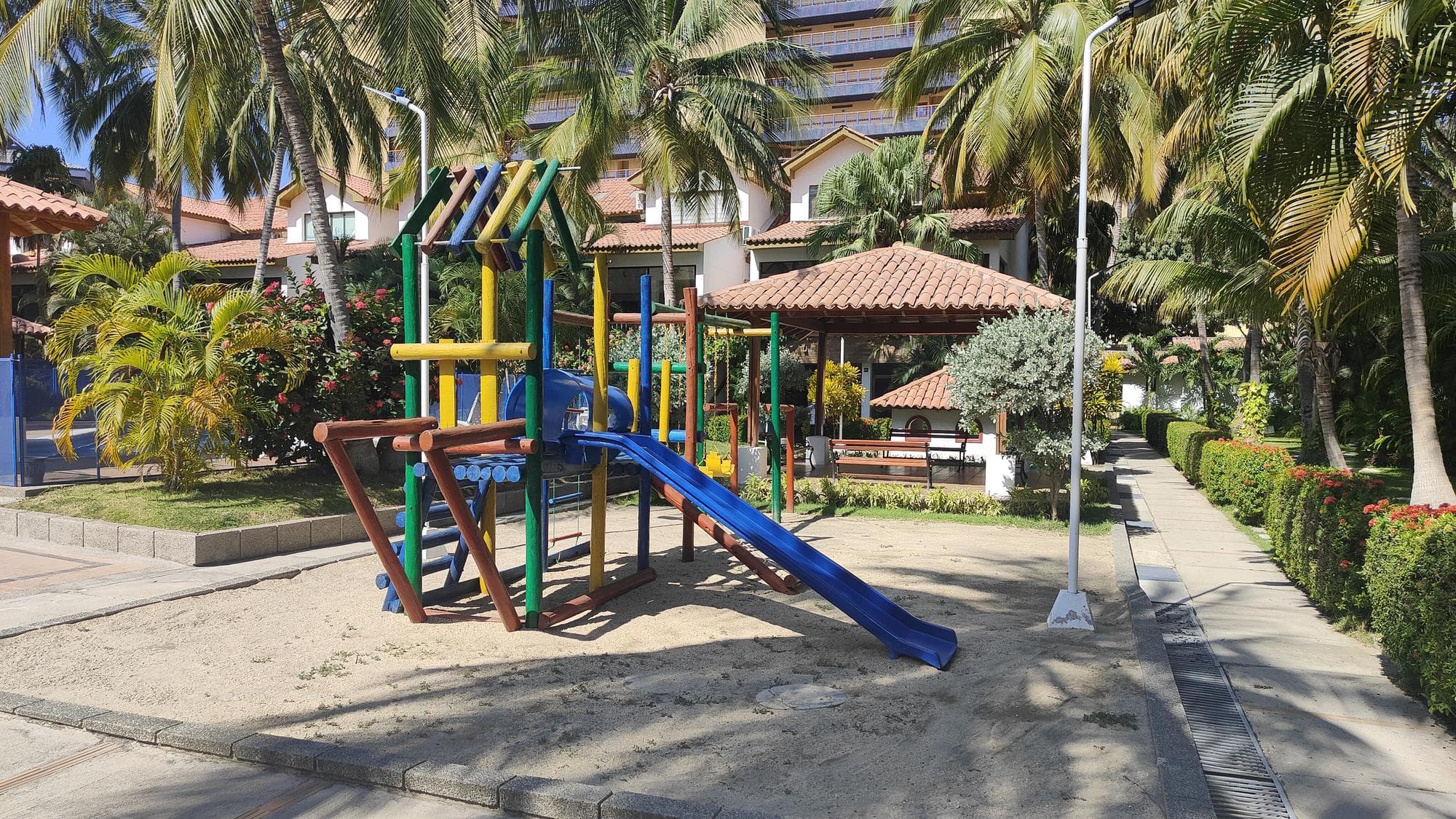 L’area giochi per bambini, con lo scivolo e la sabbia, dentro i giardini