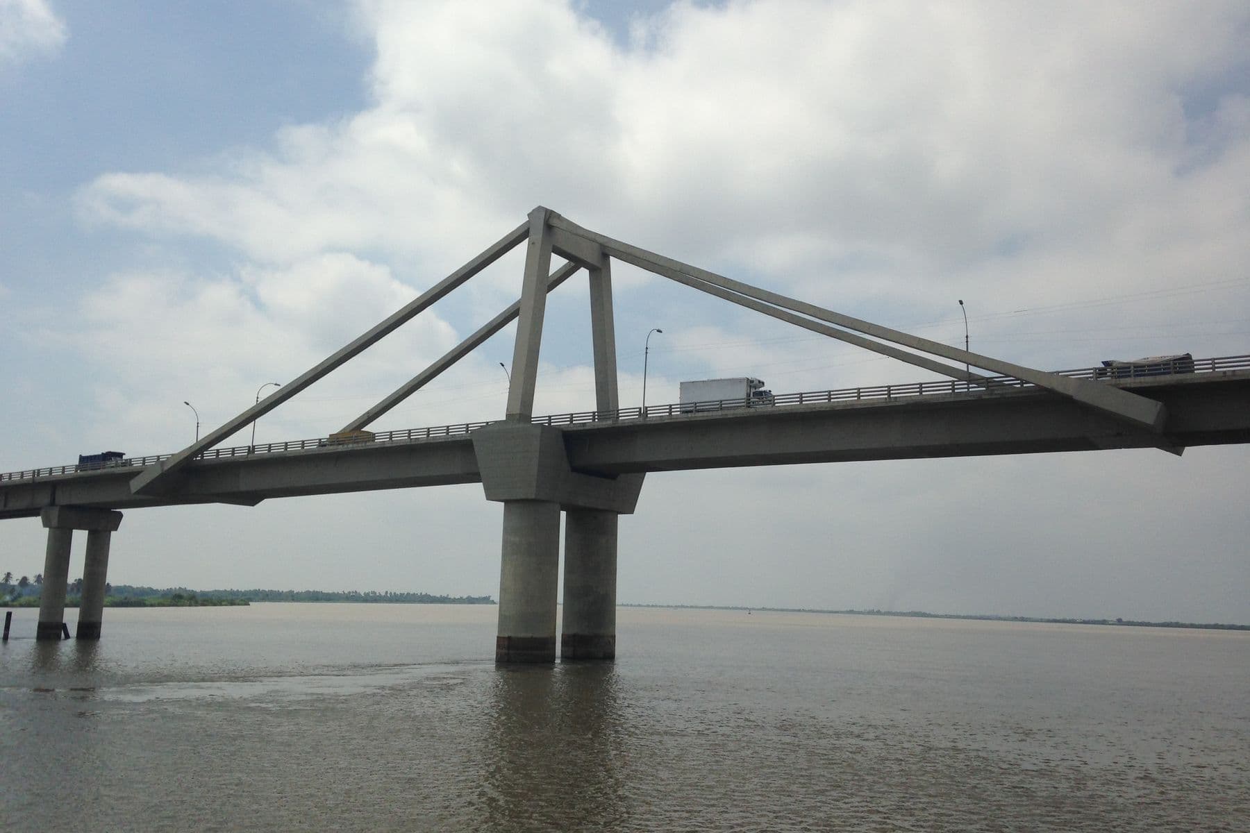 Il ponte Pumarejo visto dal fiume