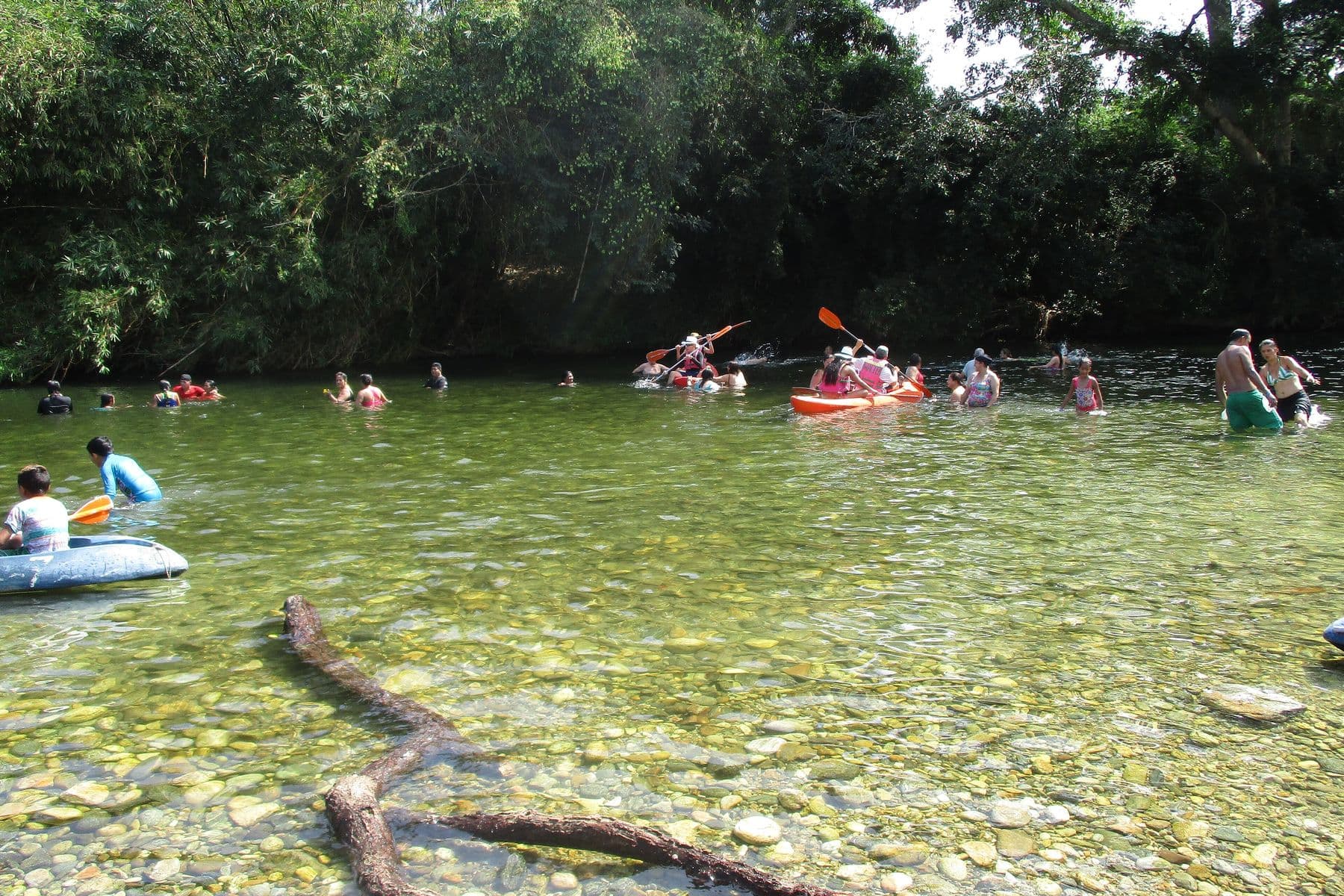 Bagnanti e kayak nell’acqua limpida del fiume Buritaca