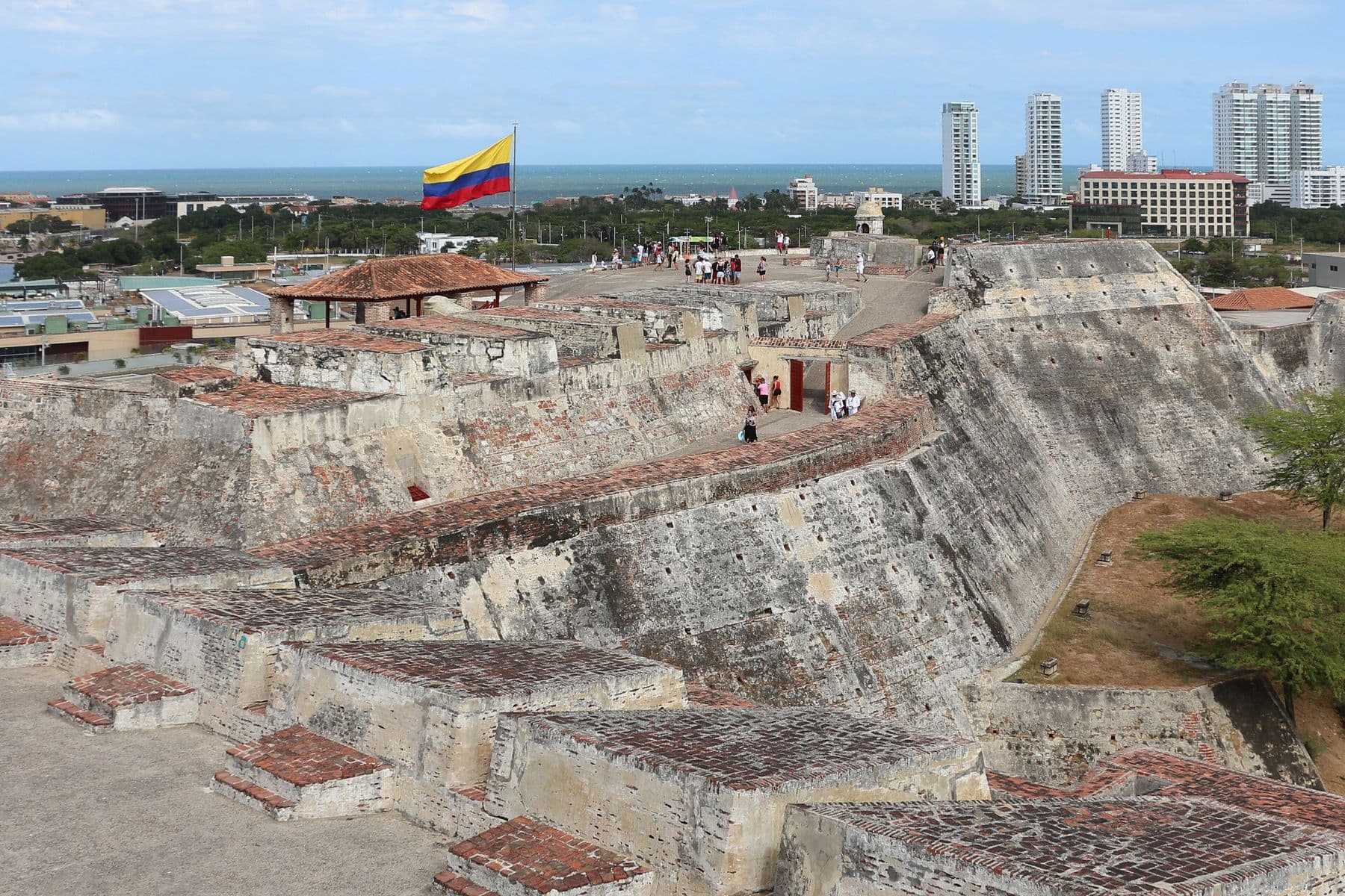 Le mura del Castillo de San Felipe dall’alto, con la bandiera colombiana e i palazzi della città nuova sullo sfondo