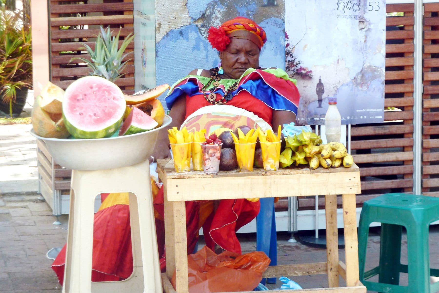 Una palenquera con la frutta tagliata, nel centro di Cartagena