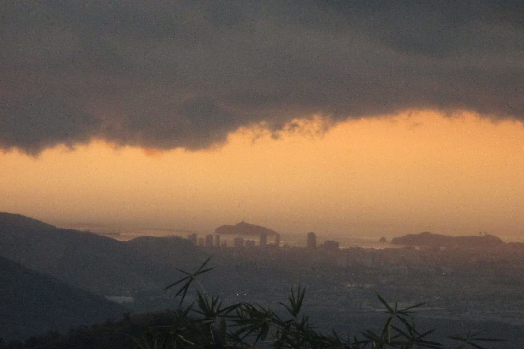 Santa Marta e la costa viste dalla Sierra al tramonto, sotto le nuvole