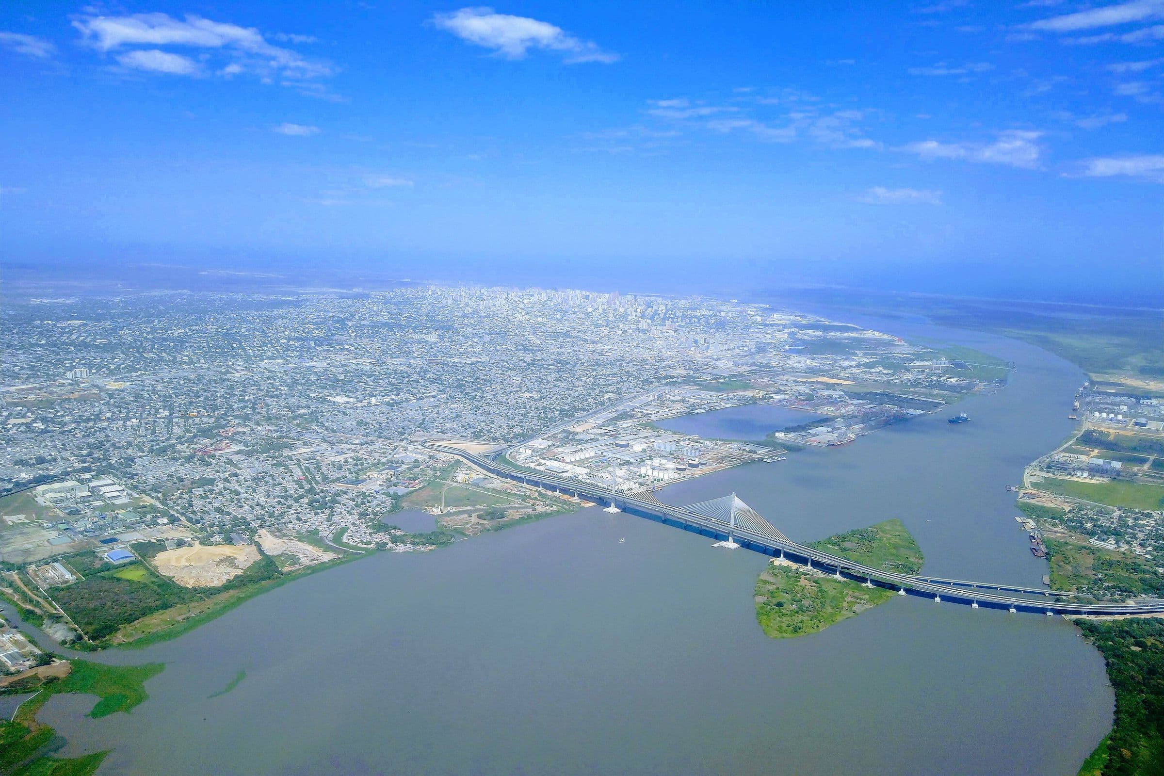 Barranquilla e il río Magdalena dall’alto, con il ponte Pumarejo