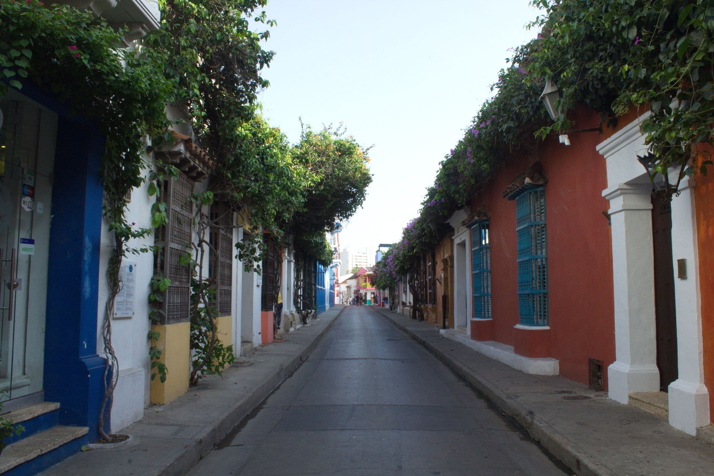 Una strada del centro storico di Cartagena, con le facciate colorate e i balconi fioriti
