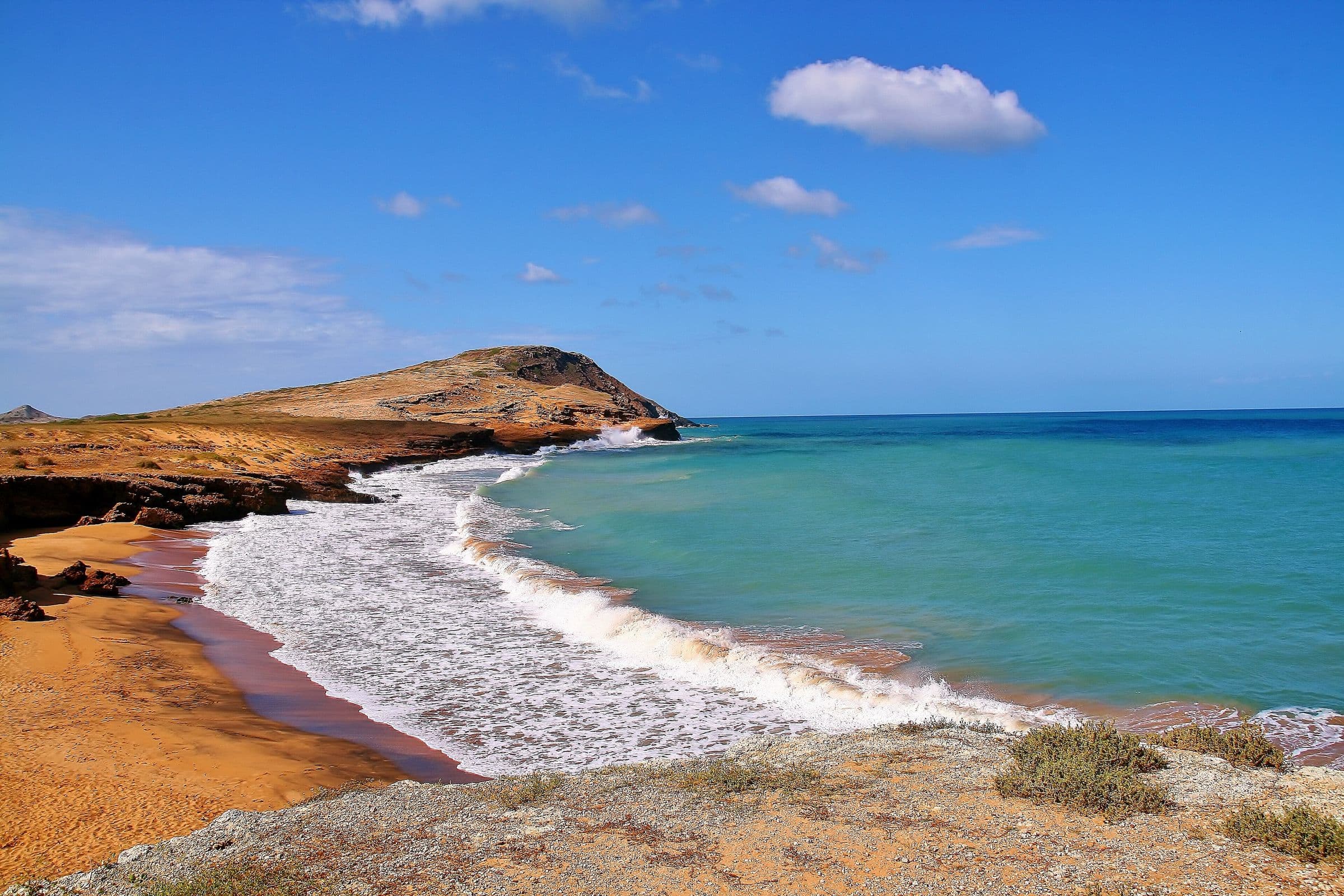 La spiaggia di sabbia rossa sotto il Pilón de Azúcar, a Cabo de la Vela
